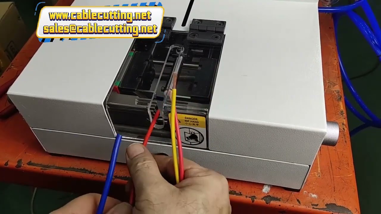 Pneumatic wire full & half stripping machine without adjusting blade for different wire size