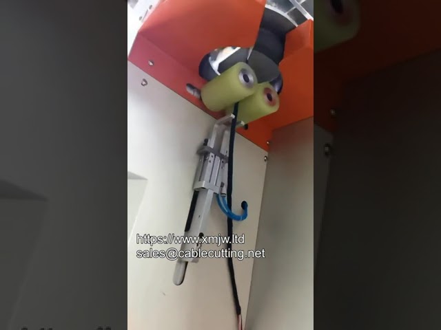 Automatyczna maszyna do owijania wiązek kablowych z zakładkowym tapowaniem krawędzi