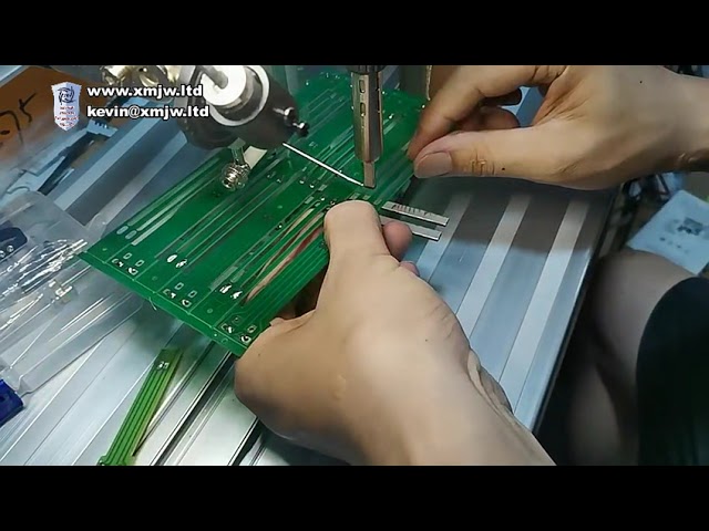 Miniaturowa lutownica do głośników – elektryczna maszyna do lutowania przewodów w fabryce